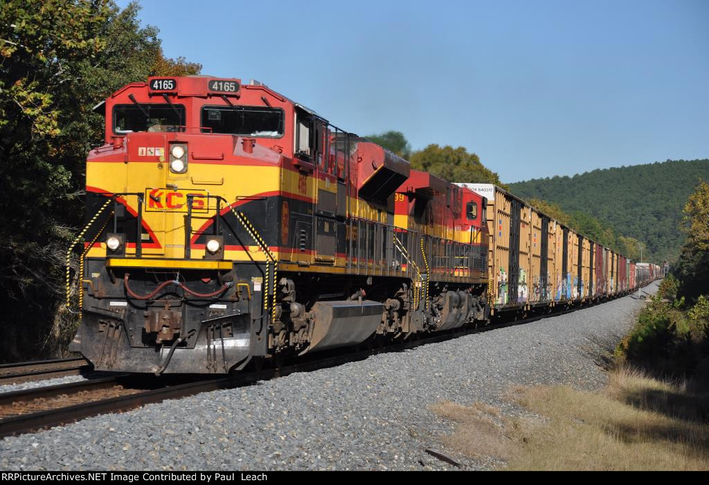 Manifest cruises east approaching a meet